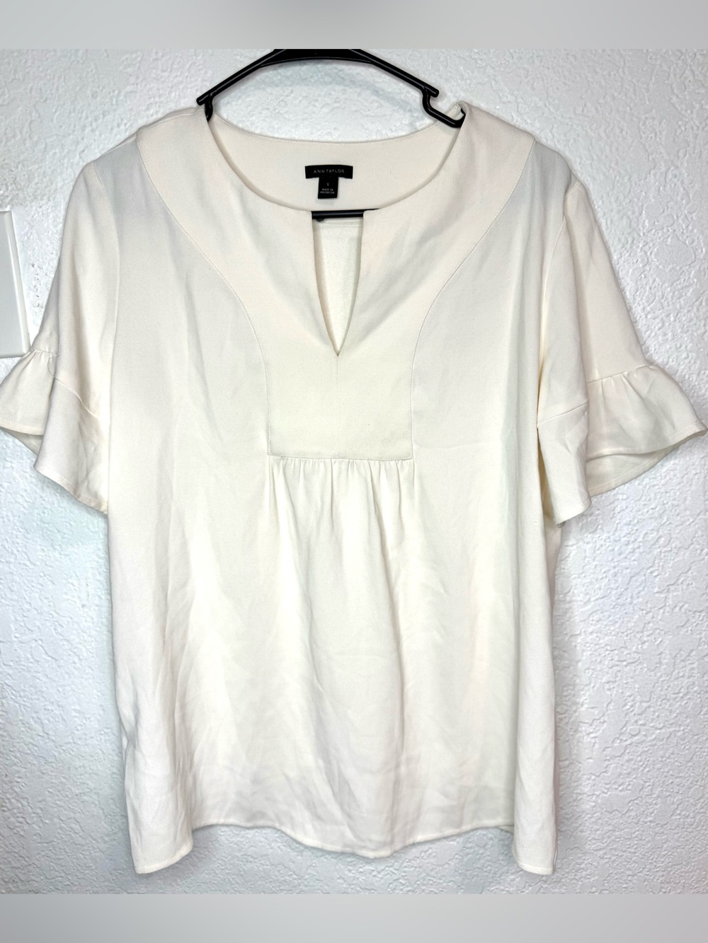 Ann Taylor Ivory Split-Neck Ruffle Sleeve Blouse Size Small